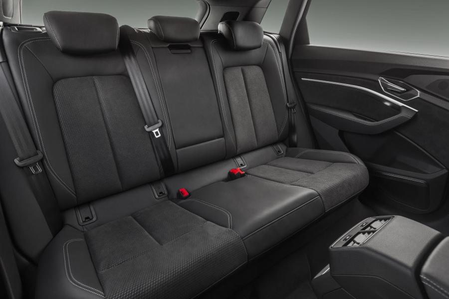 Интерьер Audi e-tron 55 Quattro S-Line 2020 года  (LA) (фото 19 из 36)
